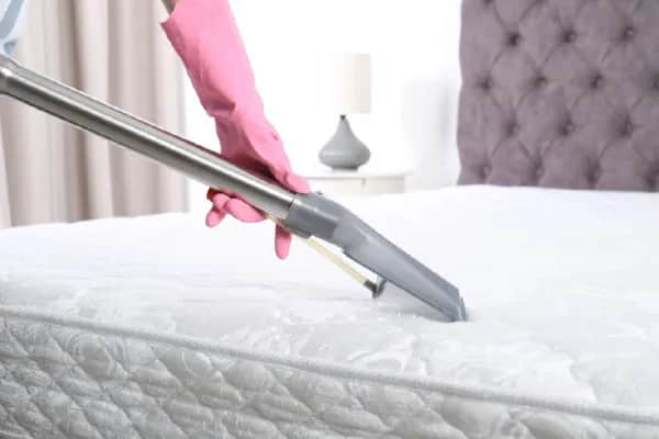 Skuteczne sposoby na usunięcie zapachu moczu z materaca
