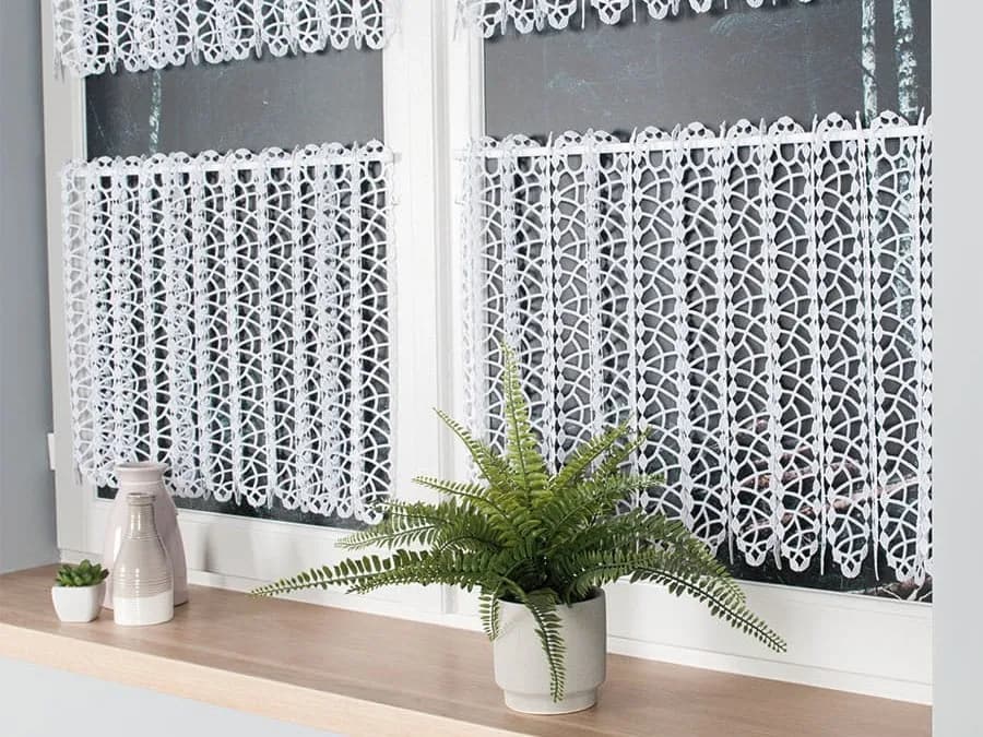 Jak powiesić firanki w oknie: proste metody i najczęstsze błędy