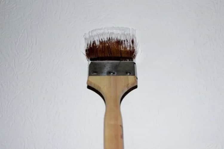 Czym pomalować piankę montażową, aby uzyskać trwałe efekty?