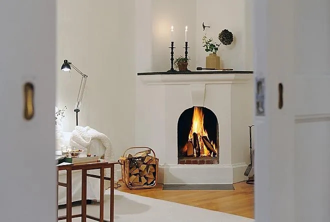 Co postawić na kominku, aby stworzyć przytulną atmosferę w domu