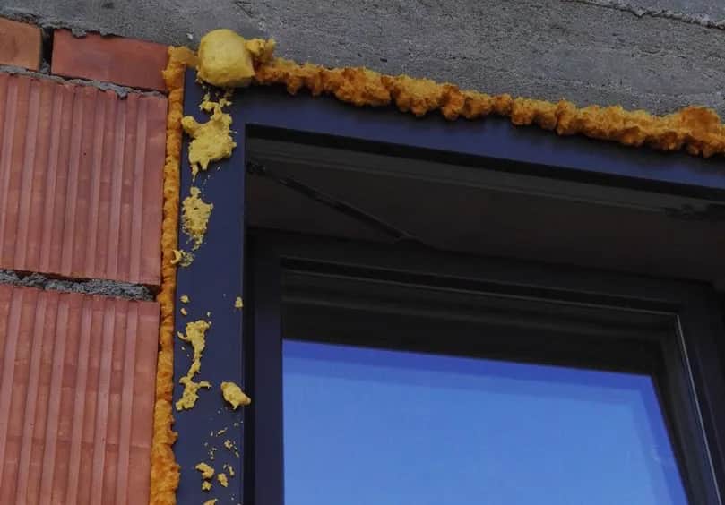 Skuteczne sposoby na usunięcie plam po piance montażowej