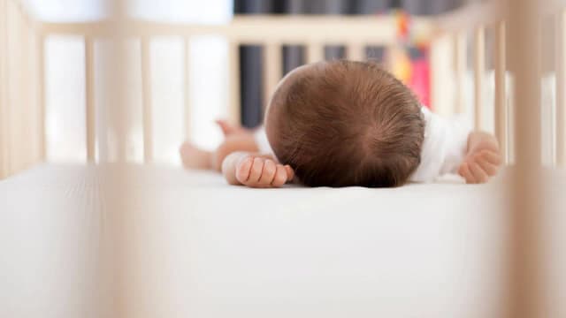 Jaki materac dla noworodka? Bezpieczne i komfortowe opcje dla malucha