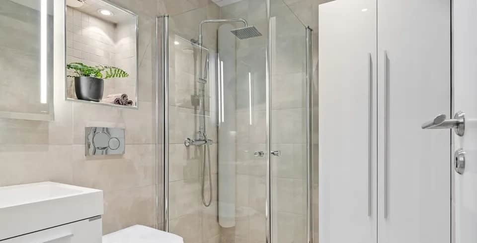 Szkło antykorozyjne do kabiny prysznicowej – co to jest i dlaczego warto w nie zainwestować?