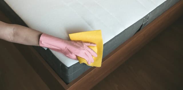 Jak wyczyścić materac i pozbyć się uporczywych plam i zapachów