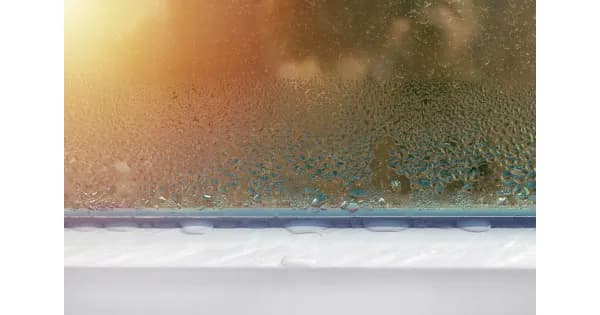 Dlaczego zbiera się woda na oknach i jak temu zapobiec?