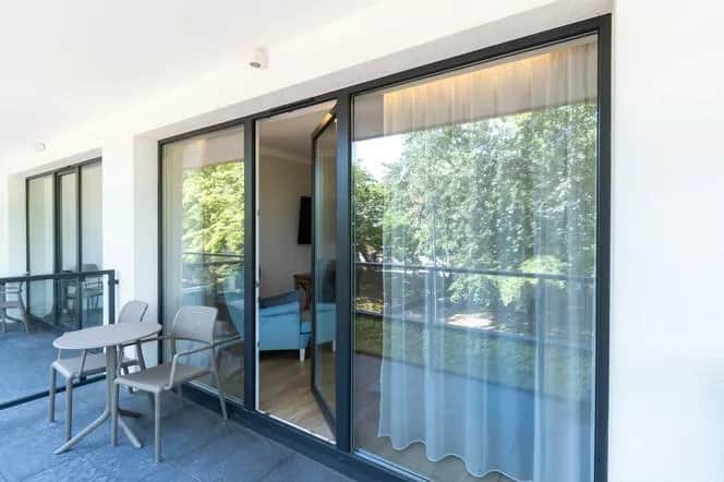 Okna dwukolorowe czy jednokolorowe – wybór, który zmieni Twoje wnętrze