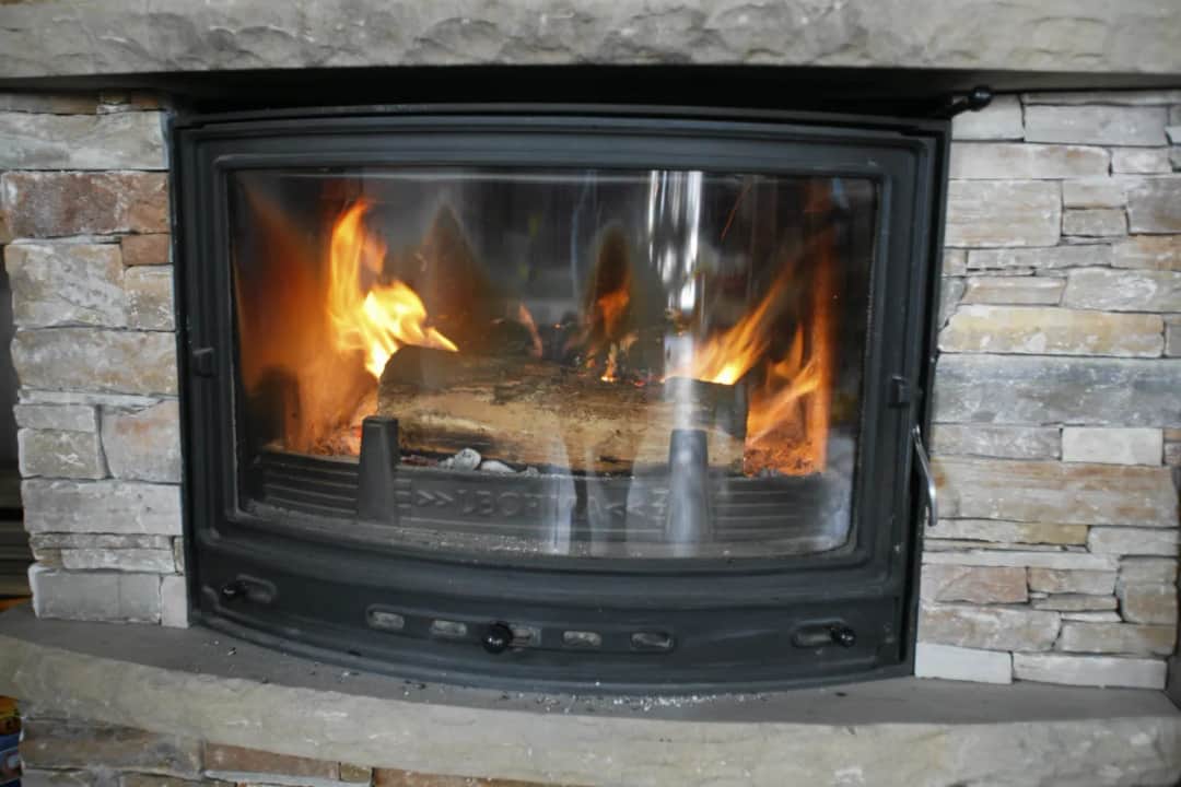 Czy można palić kartony w kominku? Sprawdź zagrożenia i alternatywy