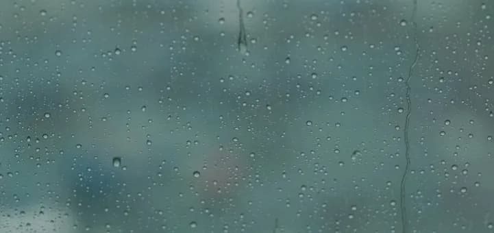 Skuteczne sposoby na parujące okna w domu – uniknij problemów z wilgocią