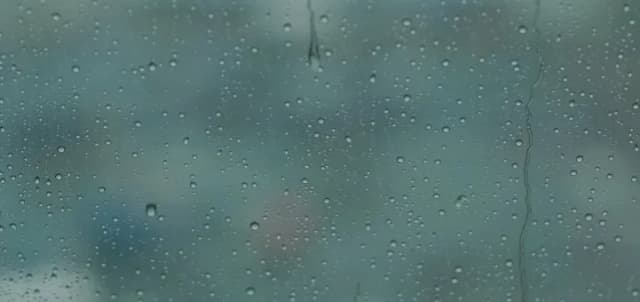 Skuteczne sposoby na parujące okna w domu – uniknij problemów z wilgocią