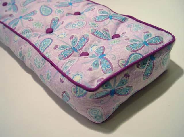 Jak uszyć pokrowiec na gruby materac i uniknąć kosztownych błędów