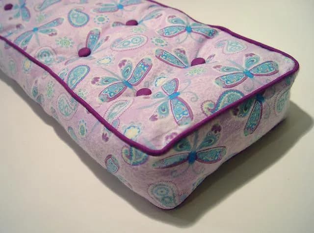 Jak uszyć pokrowiec na gruby materac i uniknąć kosztownych błędów