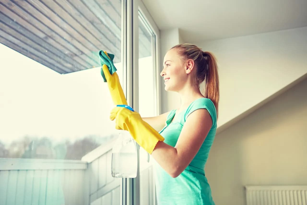 Skuteczne sposoby na to, czym wypolerować okna bez smug